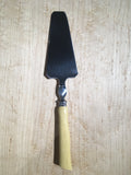 Boxwood Cake Lifter
